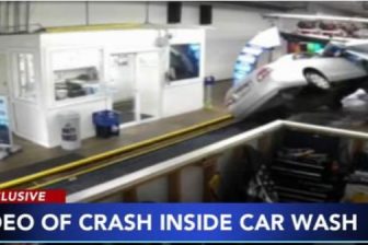 Ein Auto liegt nach einem Unfall in einer zerstörten Waschanlage